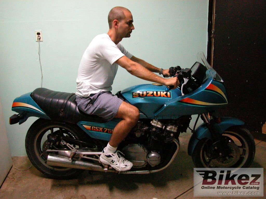 Big Daryel Leyva gsx 750 es picture and wallpaper from Bikez.com
